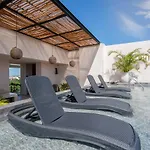 Queen Bed Suite, Infinity Pool & Fast Wifi, Nespresso & Netflix