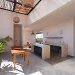 Queen Bed Suite, Infinity Pool & Fast Wifi, Nespresso & Netflix