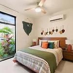 Casa Ohana~3Br W/ Private Pool & Rooftop Jacuzzi, Wifi, Gym, & 5 Km To Beach