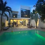 Wonderful Tropical Home 3Br, Garden, Private Pool.