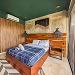 2-Br Tropical Retreat With Sauna, Gym And Pool