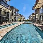 Luxury Penthouse - Jacuzzi, Gym, Pool, Sauna & Bbq