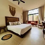 Luxe 3Br Stay - Private Terrace, Pool & Vibes