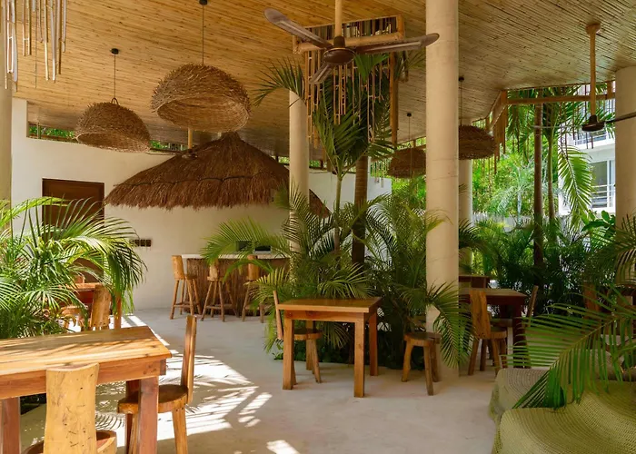 Beautiful Swim-Up Studio With Private Terrace, Pool And Jungle Gym
