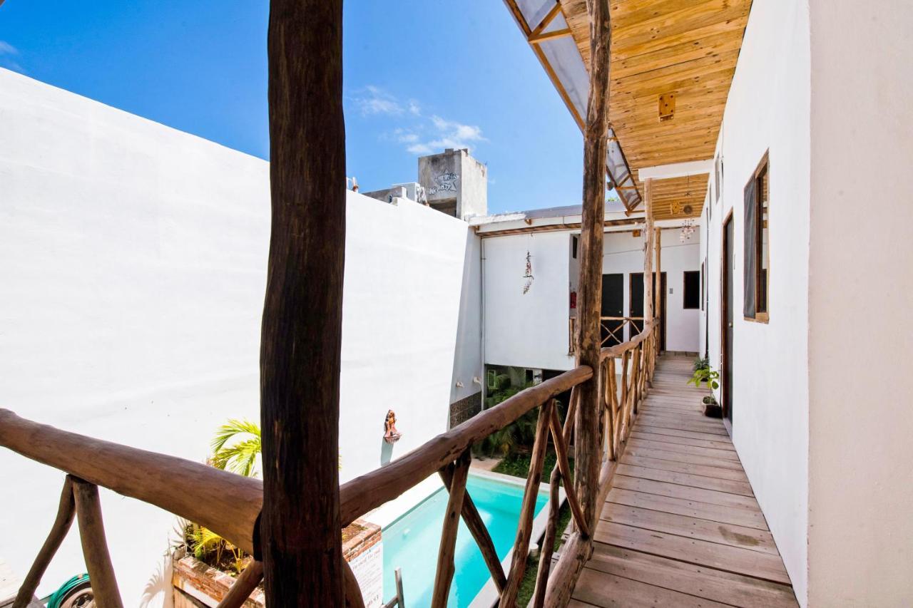 Oyo Jarro Café Hotel