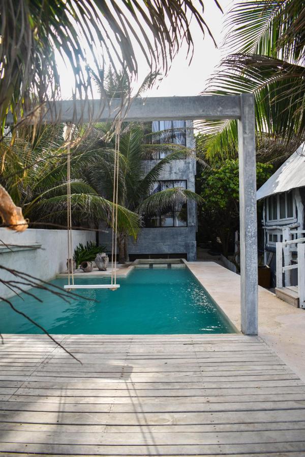 Lamar Front And Pool 3*