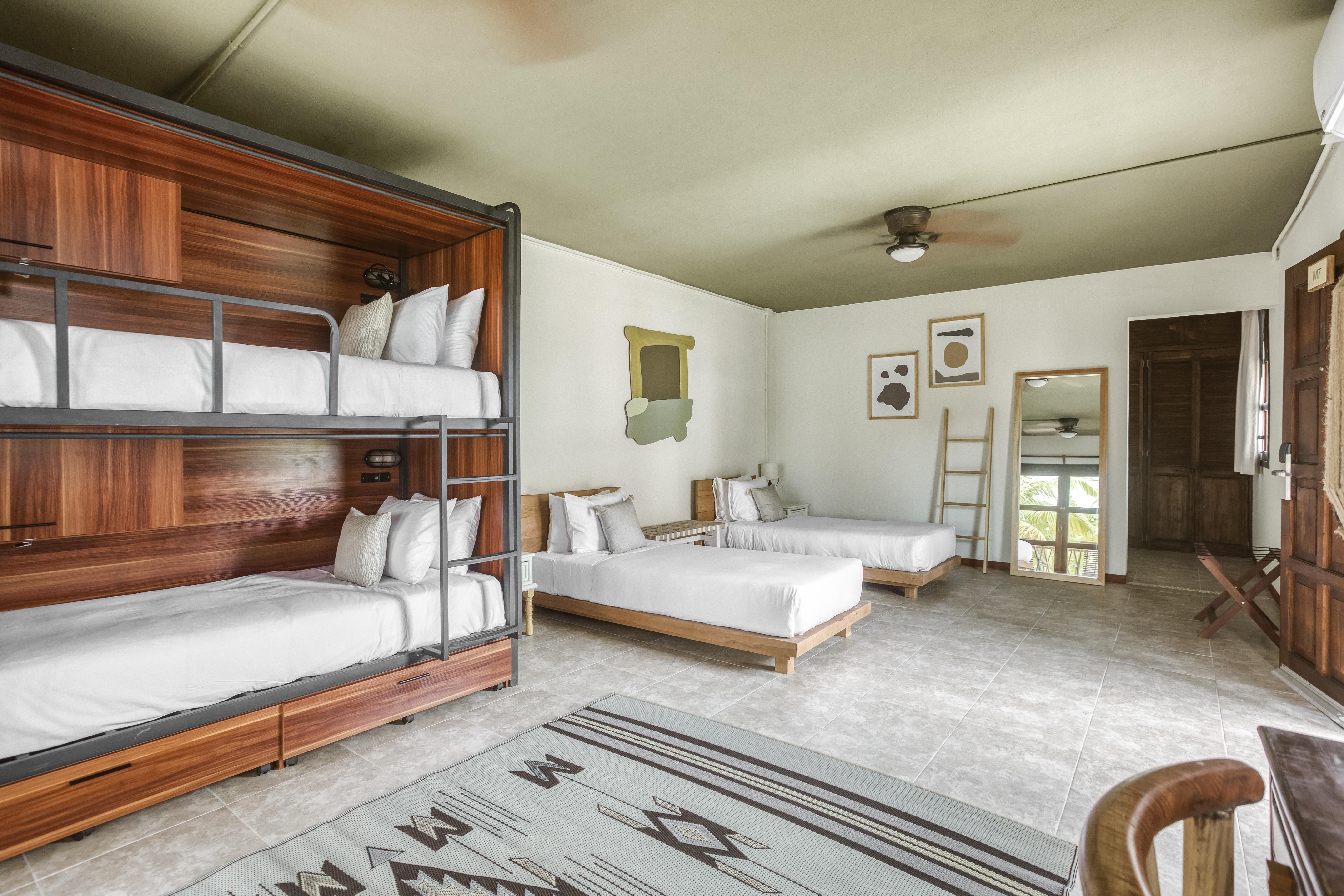Lirios Hotel 4*