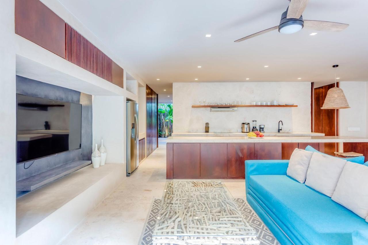 Gorgeous Flowy Space With Wrap-around Private Pool Apartamento