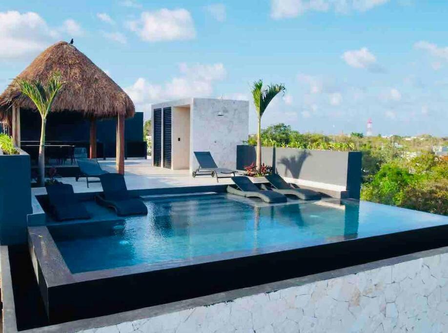 W/plunge Pool & Kitchen