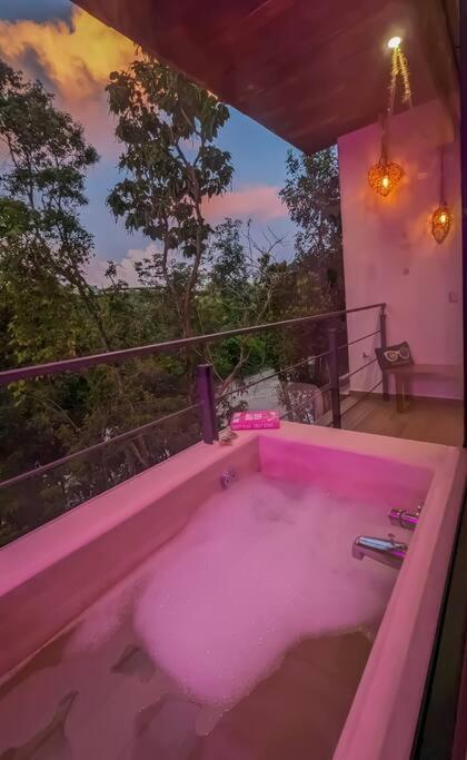 Frida's Artsy With Own Mural, Outdoor Tub & Rooftop Pool Apartamento *