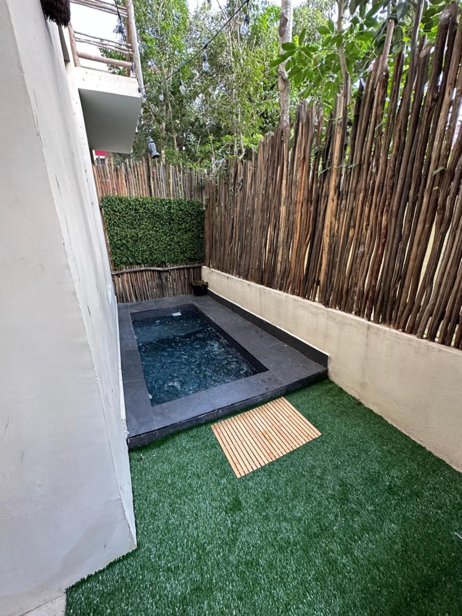 W/plunge Pool & Kitchen *