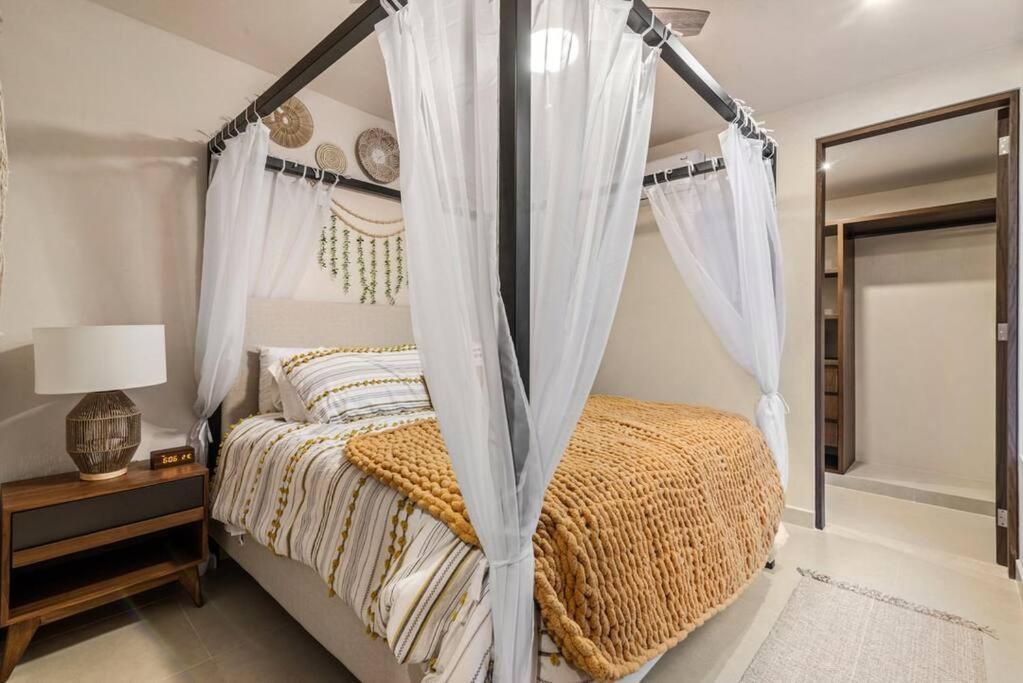 Casa Ohana~3br W/ Private Pool & Rooftop Jacuzzi, Wifi, Gym, & 5 Km To