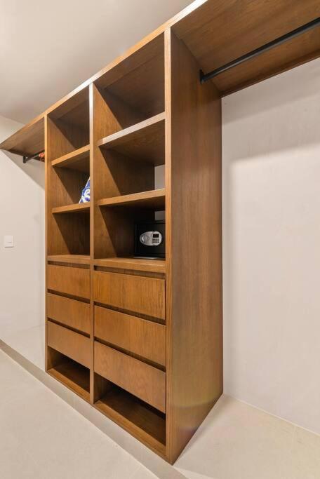 Casa Ohana~3br W/ Private Pool & Rooftop Jacuzzi, Wifi, Gym, & 5 Km To