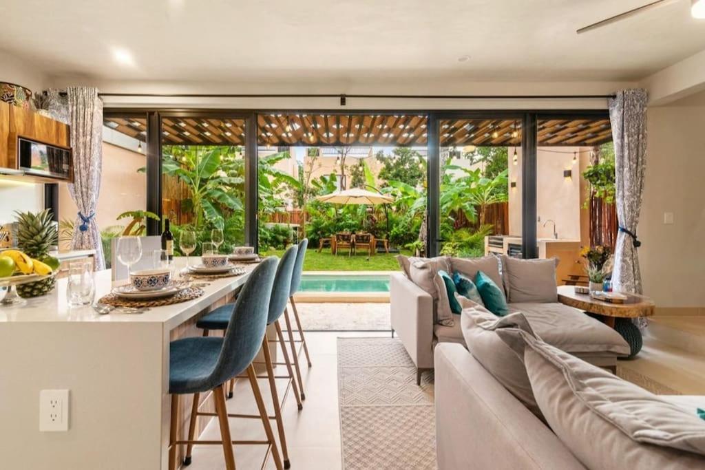 Villa Casa Ohana~3br W/ Private Pool & Rooftop Jacuzzi, Wifi, Gym, & 5 Km To