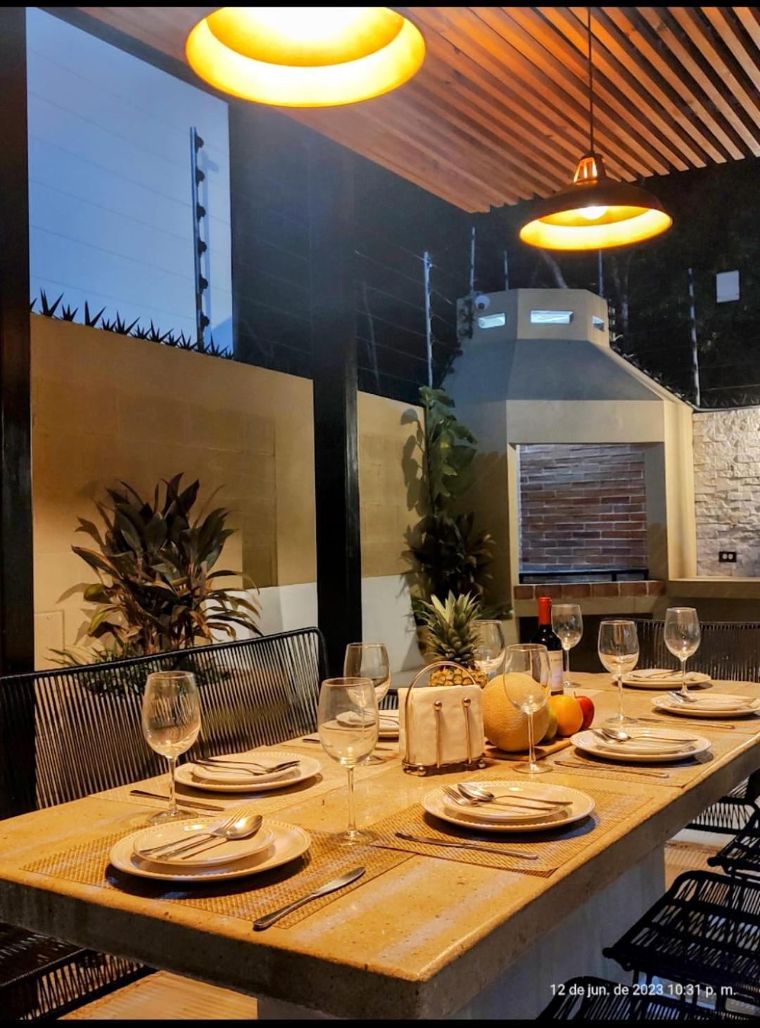 Сasa de vacaciones Private Modern Villa-pool Beds-ac-internet-parking-grill *