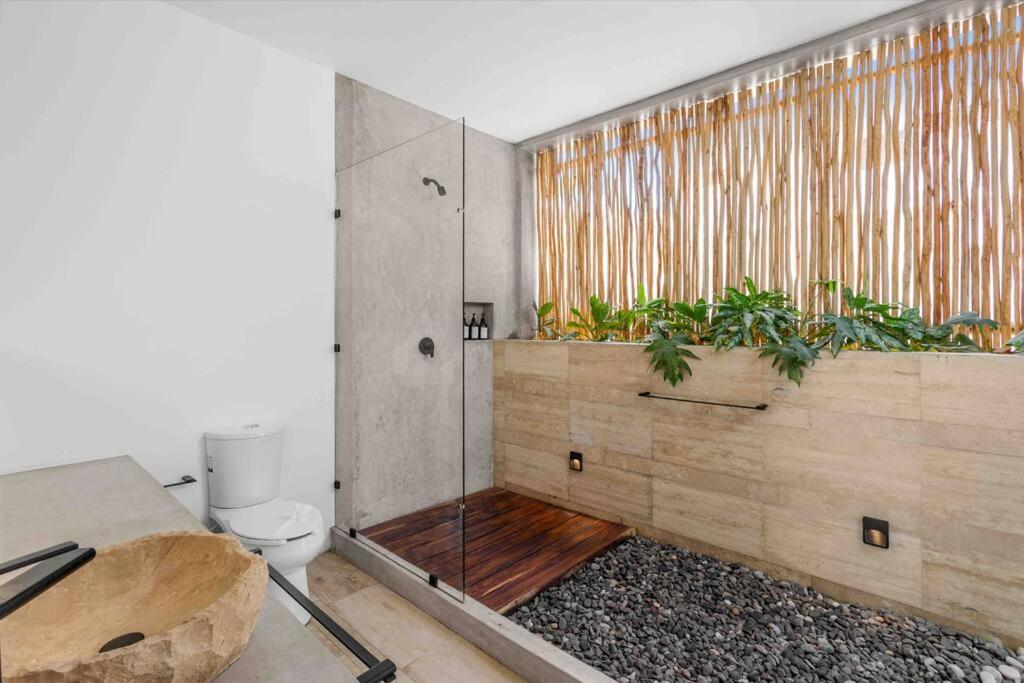 Brand New Just 5 Min To & Downtown!