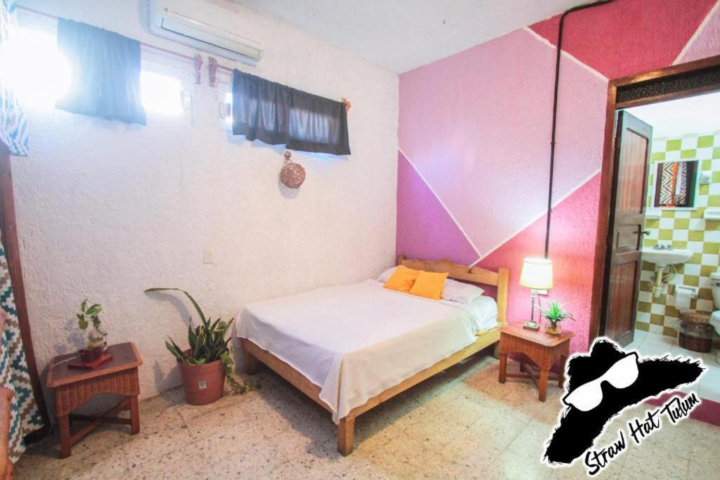 Straw & Rooftop Bar Hostal *