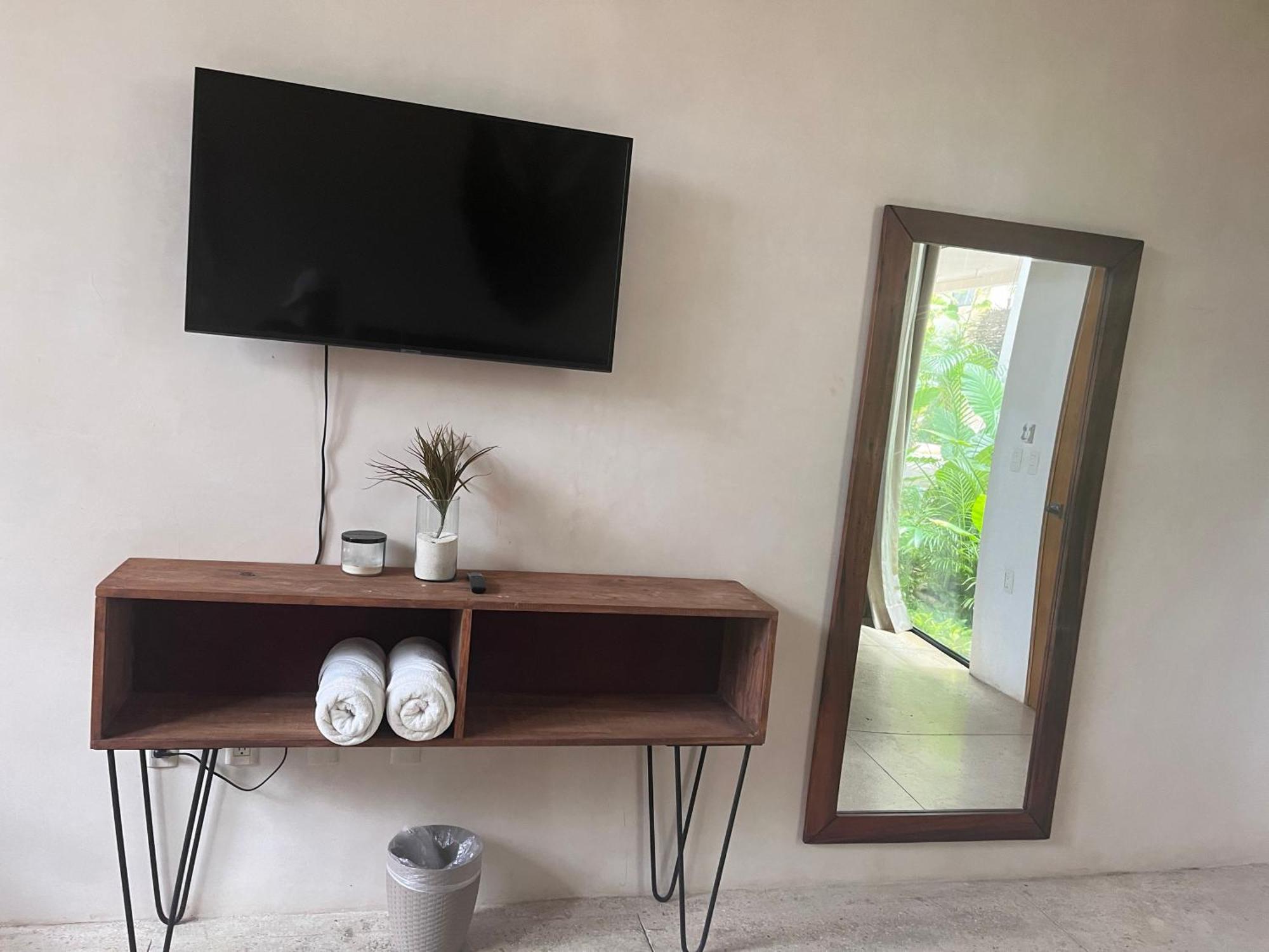 Luxe 3Br Stay - Private Terrace, Pool & Vibes
