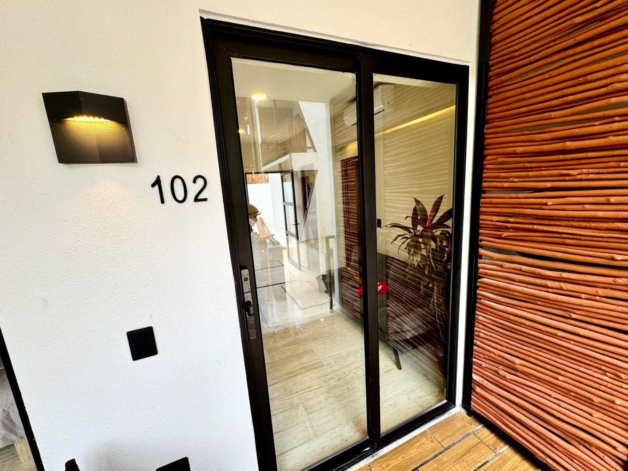 Chic 2br Condo, Private Jacuzzi And 2 Free Bikes *