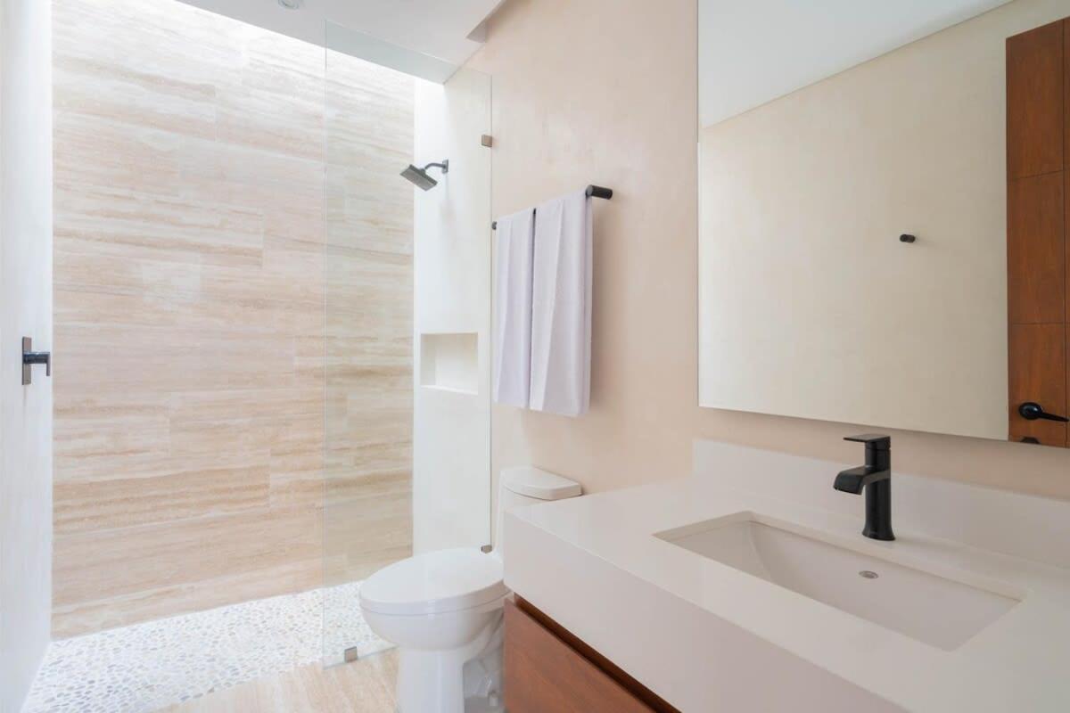 Luxury 4br With 3 Pools & Paddle Court, Karanda Villa