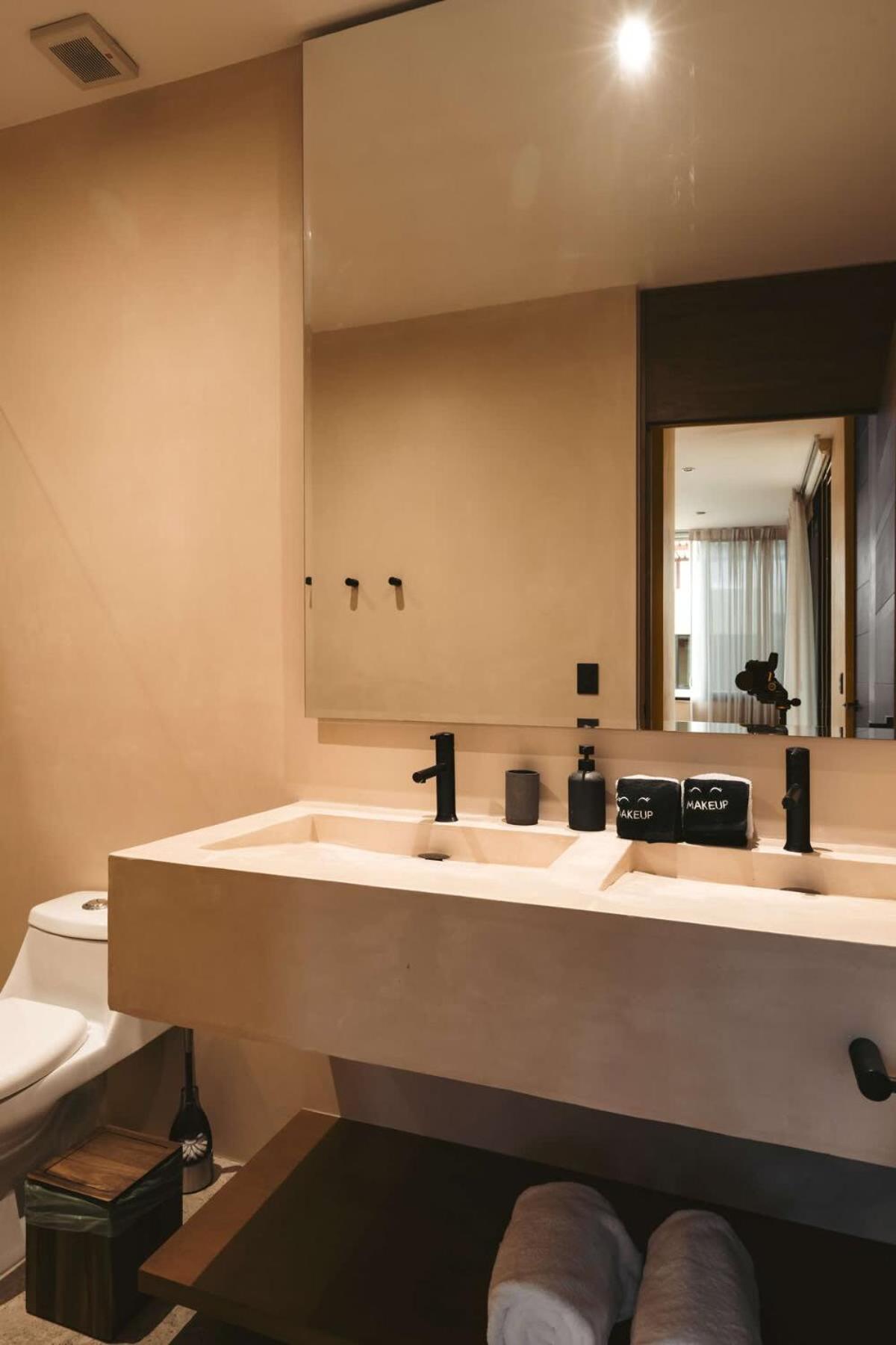 Luxury 3 Bdr With Gym And Rooftop Pool *