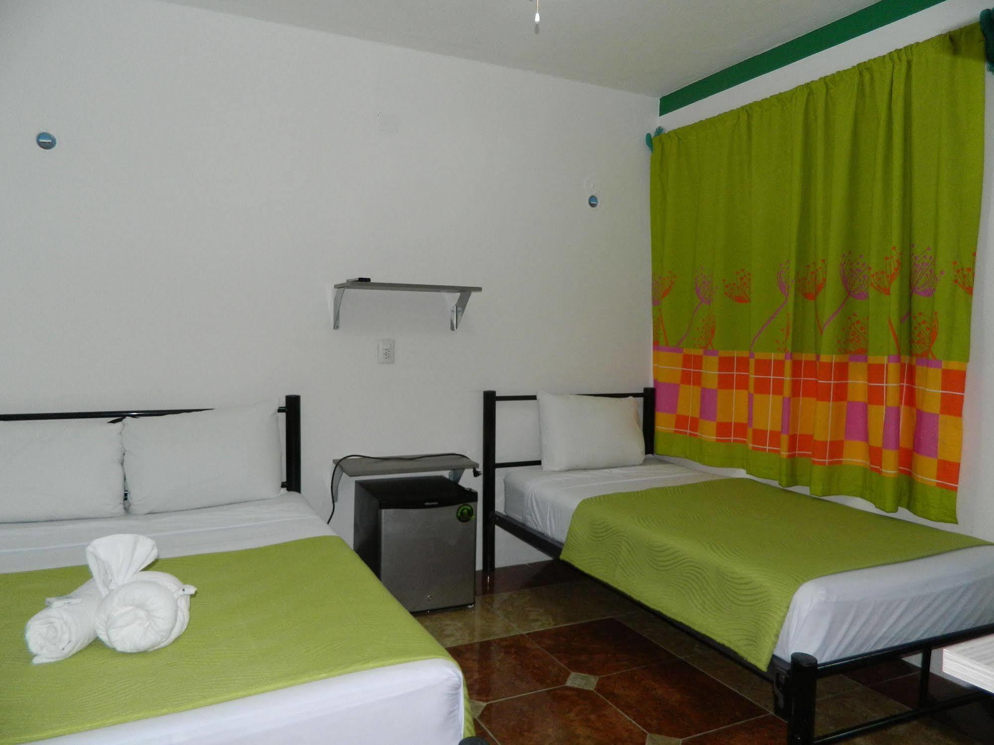 Hostal Emotion Avenida & *