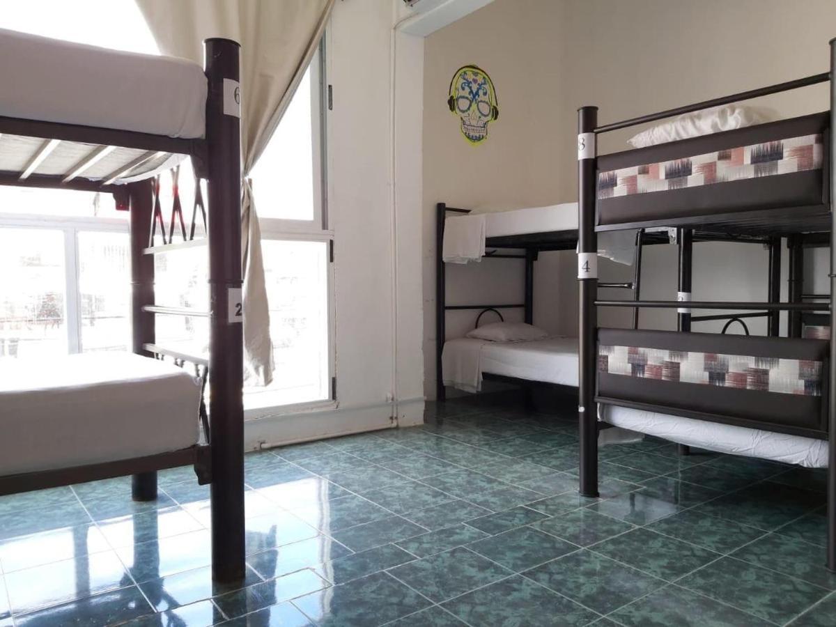 Hostal Emotion Avenida & *