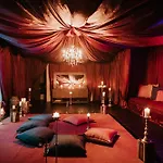 Kings Mansion For 26 Guests!