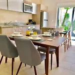 ☆ Location & Comfort ☆ Jacuzzi ☆ Luxury Condo