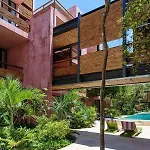 Vibrant Condo, Fiberoptic Wifi, Workspace & A Pool