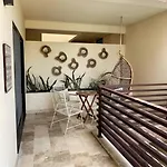 Apt -Spacious-Modern-Luxury-Comfort-Quiet Area