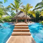 Tropical Elegance: Luxurious Apt With Pool View