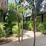 Lovely 2Bedroom Apartment Serviced + Pool & Garden