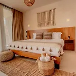 Muunek By Land Boutique