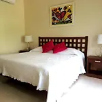 Spacious Penthouse With Private Rooftop & Jacuzzi