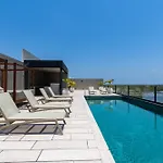 Contemporary Condo Central & Well-Located