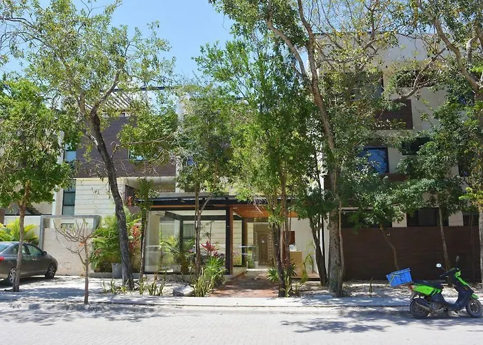 Exclusive, Spacious, Comfy 3 Bedroom Ph With Pool!