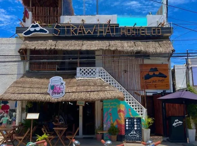 Straw Hat Hostel & Rooftop Bar