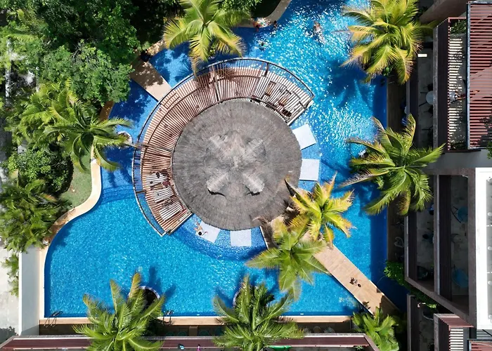 Tropical Elegance: Luxurious Apt With Pool View