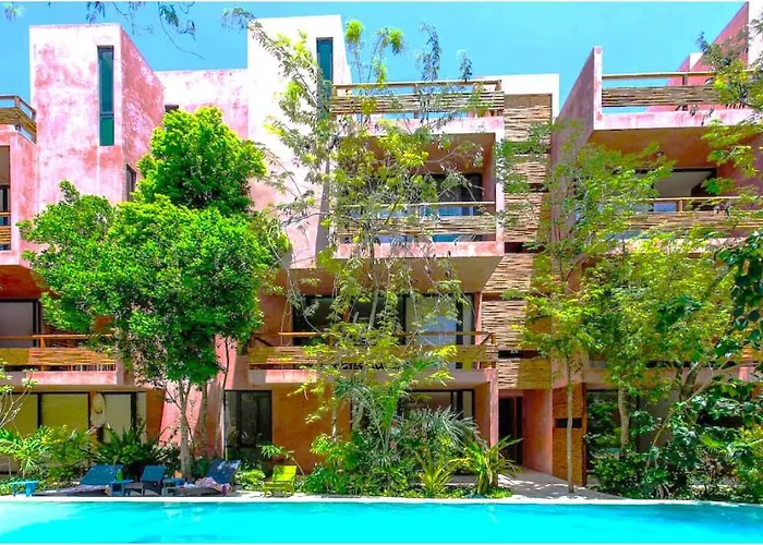 Vibrant Condo, Fiberoptic Wifi, Workspace & A Pool