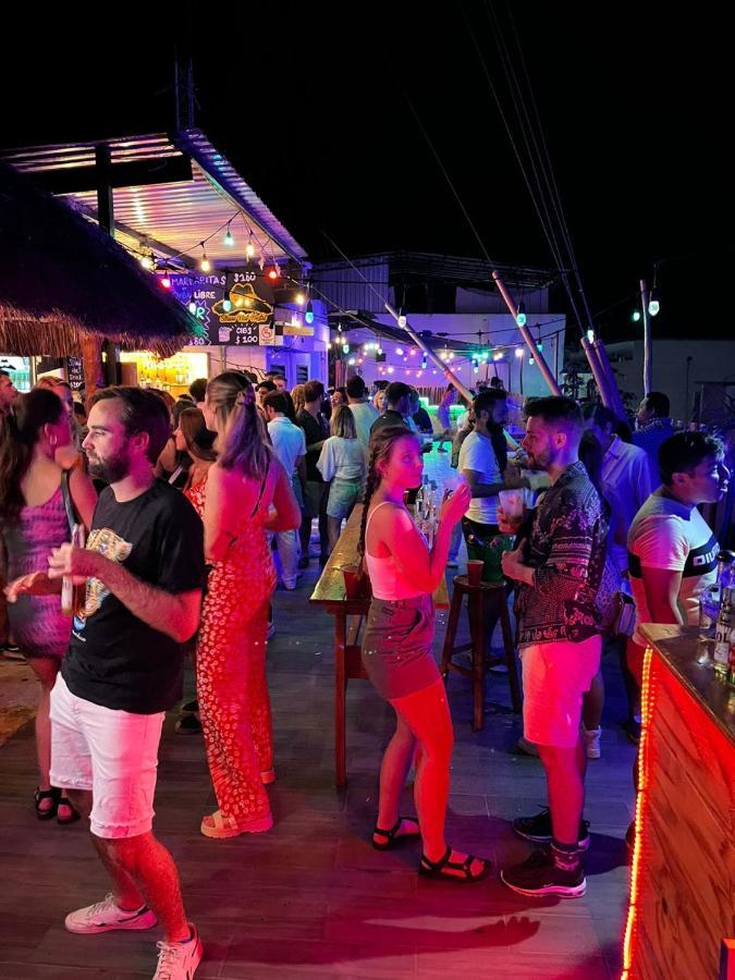 Straw & Rooftop Bar *