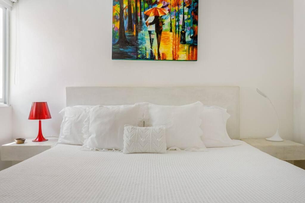 Roxie's Charming Art House, Great Location
