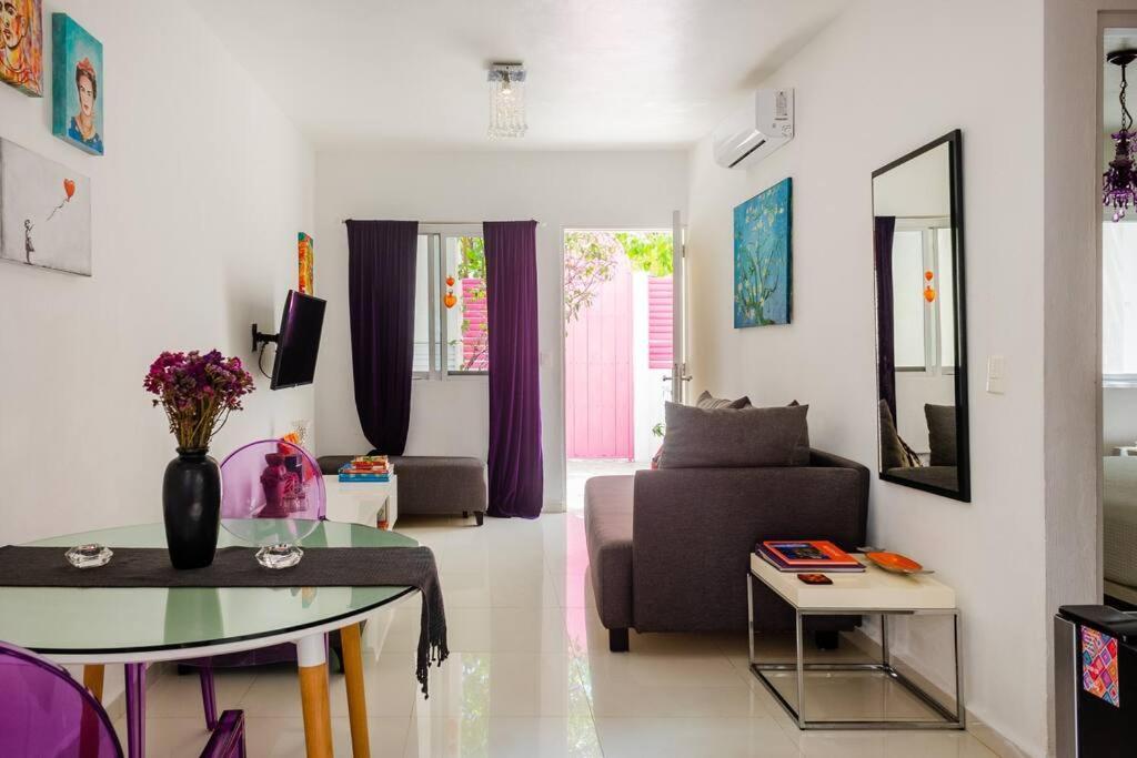 Roxie's Charming Art House, Great Location