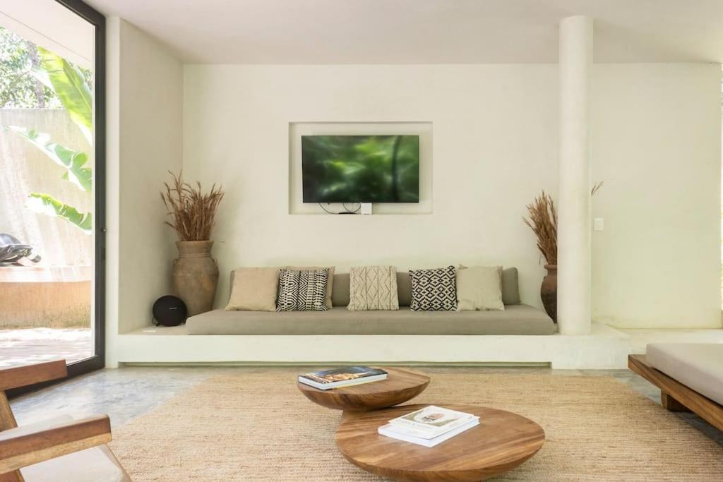 Casa Areca, Awarded Architectural Located In A Secured Gated Community, With Concierge Services