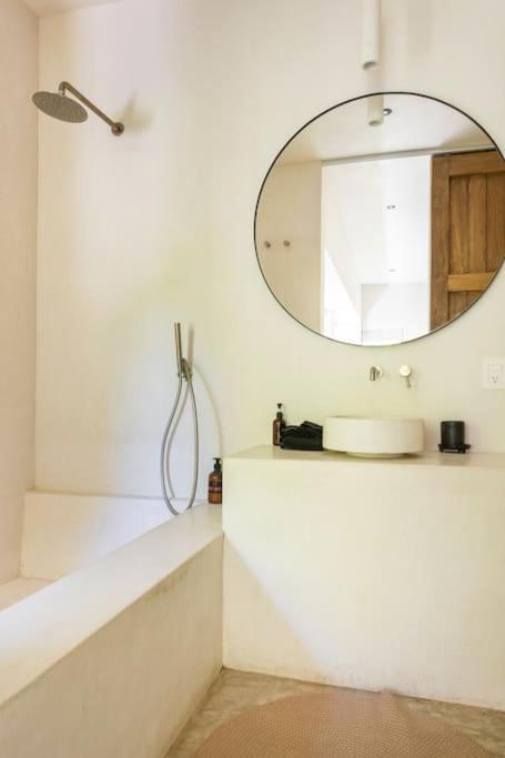 Villa Casa Areca, Awarded Architectural Located In A Secured Gated Community, With Concierge Services