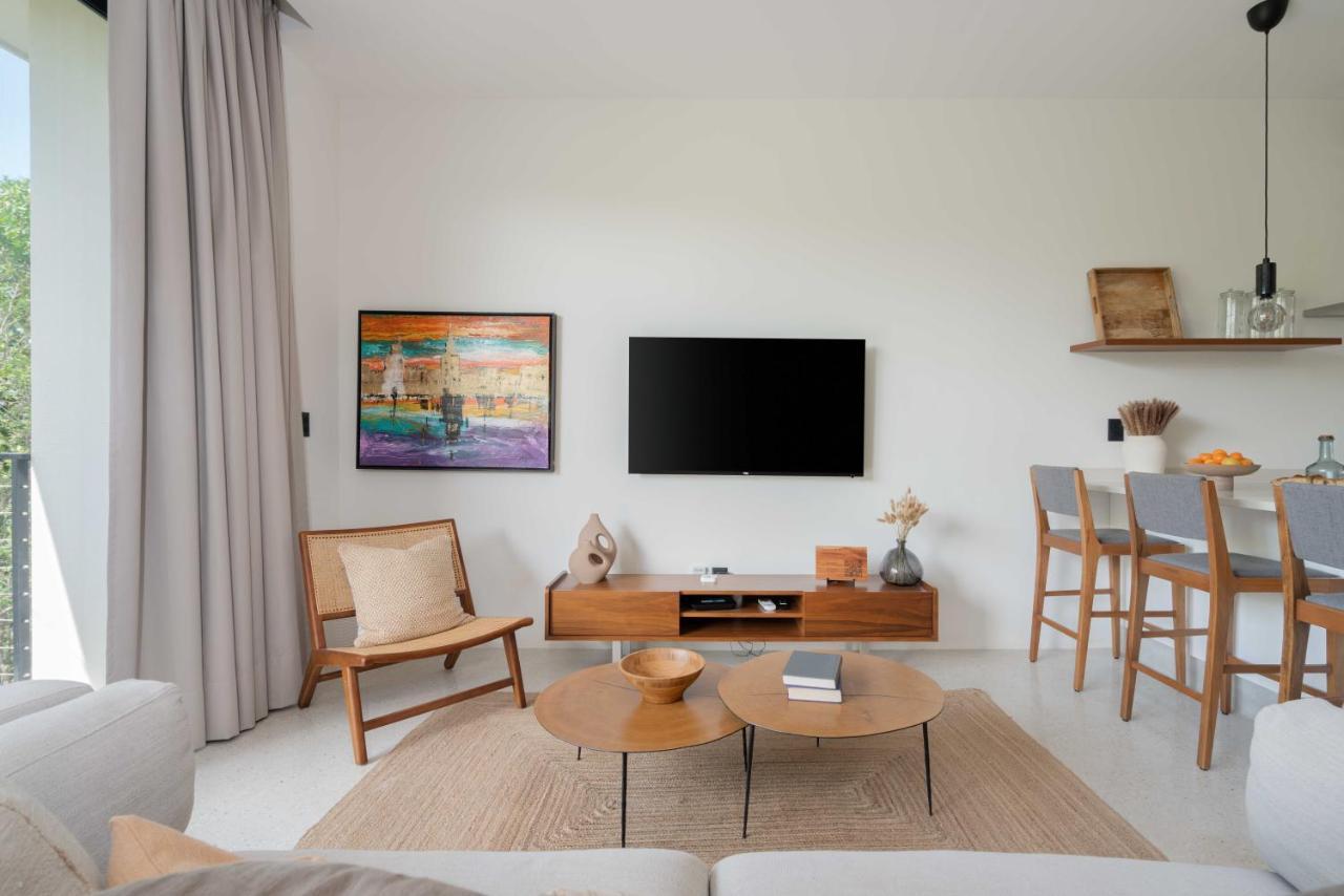 Stylish And Peaceful Jungle At 525