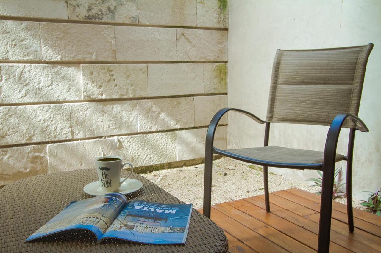 *luxurious With Private Patio*