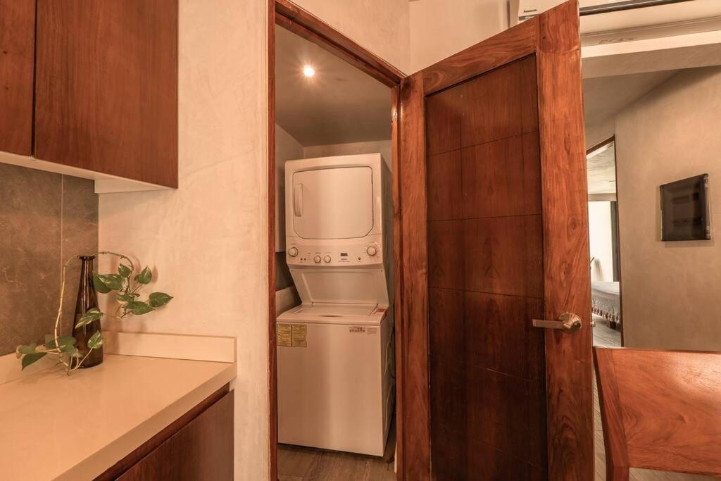 2br, 2 Pools, Gym, 15min From *