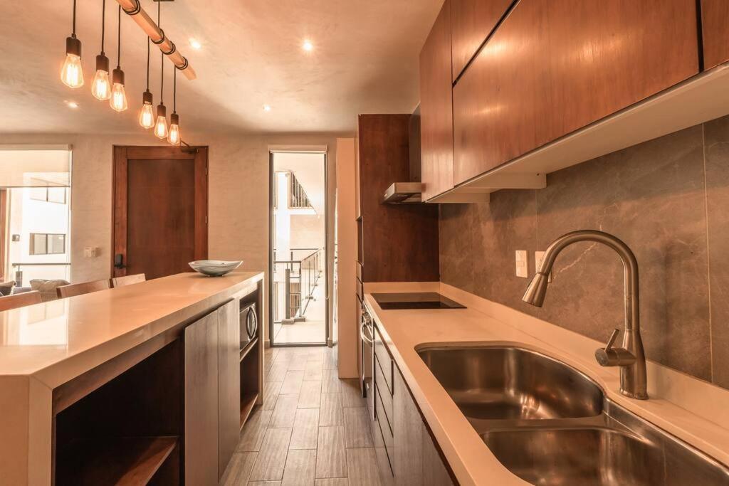 2br, 2 Pools, Gym, 15min From *