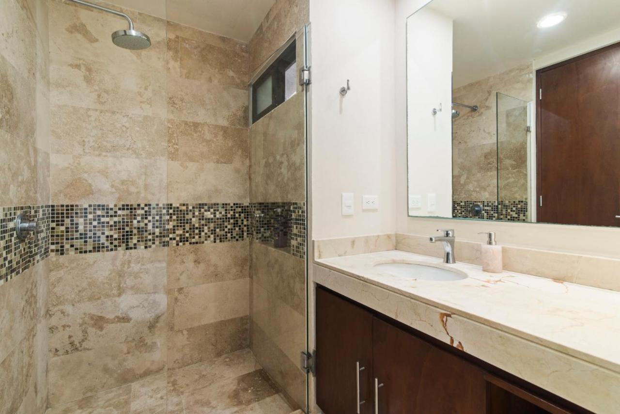 Tropical Elegance: Luxurious With Pool View Apartamento